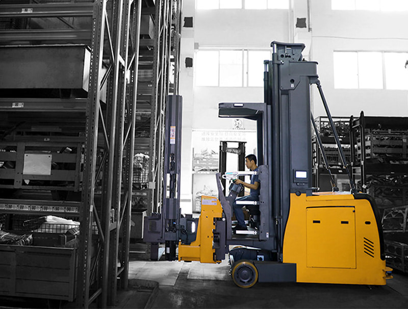 Montacargas para pasillos muy estrechos (hombre arriba)