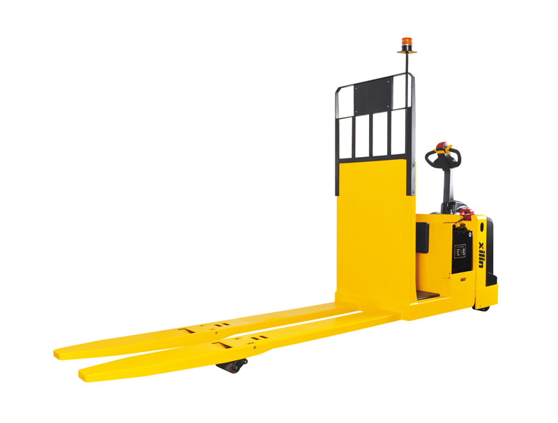 Recogepedidos con conductor sentado en el medio de bajo nivel