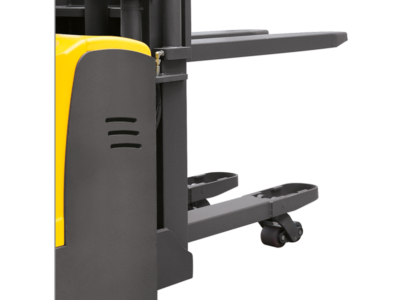 Apilador eléctrico con conductor